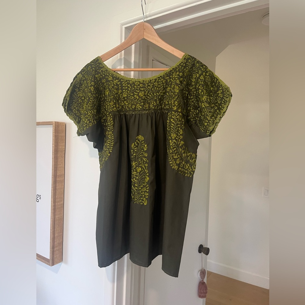 Like New- Hand Embroidered blouse from Oaxaca, México. Size M/L